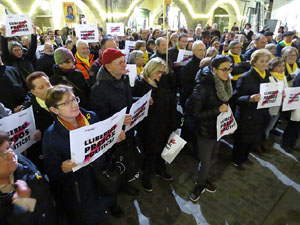 Concentraci&oacute; a la pla&ccedil;a del Vi per la llibertat dels presos pol&iacute;tics, amb la Polif&ograve;nica de Girona