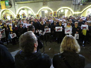 Concentraci&oacute; a la pla&ccedil;a del Vi per la llibertat dels presos pol&iacute;tics, amb la Polif&ograve;nica de Girona