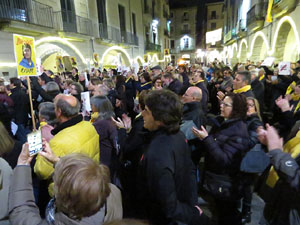 Concentraci&oacute; a la pla&ccedil;a del Vi per la llibertat dels presos pol&iacute;tics, amb la Polif&ograve;nica de Girona