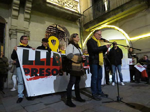 Concentraci&oacute; a la pla&ccedil;a del Vi per la llibertat dels presos pol&iacute;tics, amb la Polif&ograve;nica de Girona