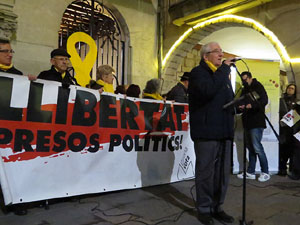 Concentraci&oacute; a la pla&ccedil;a del Vi per la llibertat dels presos pol&iacute;tics, amb la Polif&ograve;nica de Girona