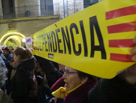 Concentraci&oacute; a la pla&ccedil;a del Vi per la llibertat dels presos pol&iacute;tics, amb la Polif&ograve;nica de Girona