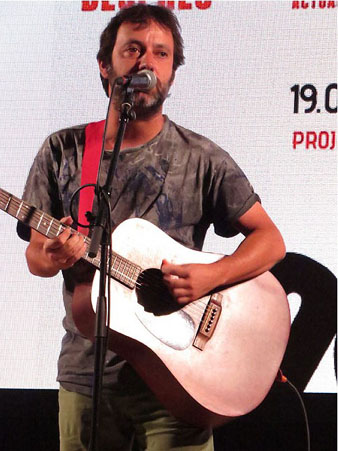 El cantautor Mazoni durant la seva actuaci&oacute;