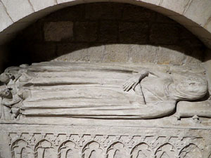 El sepulcre d'Elionor de Cabrera ubicat a la Capella de Sant Rafael del claustre de la Catedral de Girona