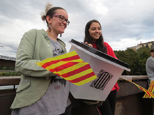 Cadena humana 'Fem-ne Via' entre Sant Juli&agrave; de Ramis i Aiguaviva