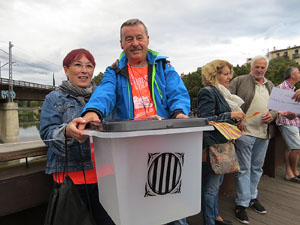 Cadena humana 'Fem-ne Via' entre Sant Juli&agrave; de Ramis i Aiguaviva