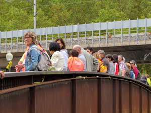 Cadena humana 'Fem-ne Via' entre Sant Juli&agrave; de Ramis i Aiguaviva