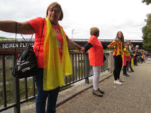 Cadena humana 'Fem-ne Via' entre Sant Juli&agrave; de Ramis i Aiguaviva