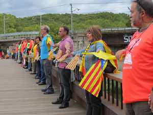 Cadena humana 'Fem-ne Via' entre Sant Juli&agrave; de Ramis i Aiguaviva