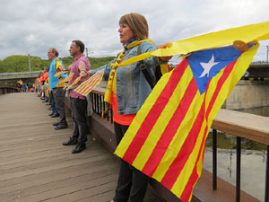Cadena humana 'Fem-ne Via' entre Sant Juli&agrave; de Ramis i Aiguaviva