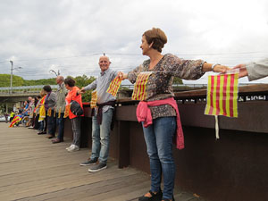 Cadena humana 'Fem-ne Via' entre Sant Juli&agrave; de Ramis i Aiguaviva