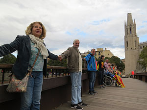 Cadena humana 'Fem-ne Via' entre Sant Juli&agrave; de Ramis i Aiguaviva