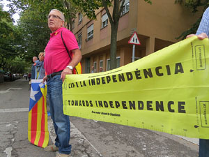 Cadena humana 'Fem-ne Via' entre Sant Juli&agrave; de Ramis i Aiguaviva