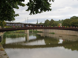 Cadena humana 'Fem-ne Via' entre Sant Juli&agrave; de Ramis i Aiguaviva