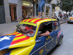 Cadena humana 'Fem-ne Via' entre Sant Juli&agrave; de Ramis i Aiguaviva