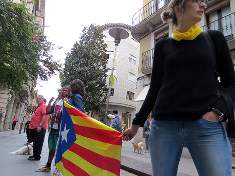 Cadena humana 'Fem-ne Via' entre Sant Juli&agrave; de Ramis i Aiguaviva