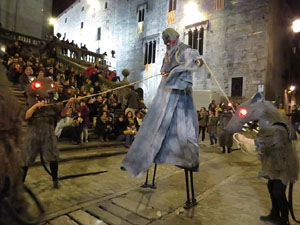 Fires 2018. La Beatufarra, descens del Beatusaure per les escales de la Catedral de Girona