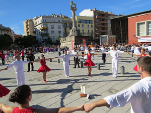 78è concurs de Colles Sardanistes amb la cobla Ciutat de Girona a la plaça de Francesc Calvet i Rubalcaba