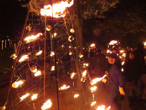 Fires 2018. Espectacle de foc i m&uacute;sica Llumin&agrave;ries de Fires, a c&agrave;rrec de Taller de Magn&egrave;sia i Els Berros de la Cort
