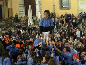 Fires 2018. Pujada d'un pilar per les escales de la Catedral, a càrrec dels Marrecs de Salt
