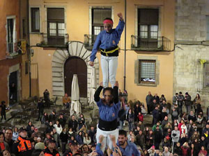 Fires 2018. Pujada d'un pilar per les escales de la Catedral, a càrrec dels Marrecs de Salt