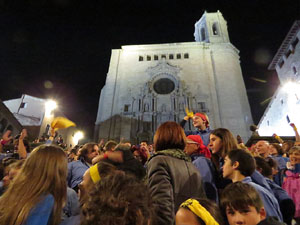 Fires 2018. Pujada d'un pilar per les escales de la Catedral, a càrrec dels Marrecs de Salt
