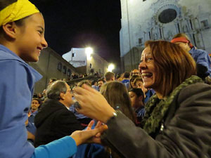 Fires 2018. Pujada d'un pilar per les escales de la Catedral, a càrrec dels Marrecs de Salt