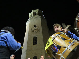 Fires 2018. Pujada d'un pilar per les escales de la Catedral, a càrrec dels Marrecs de Salt