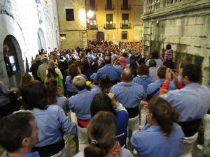 Fires 2018. Pujada d'un pilar per les escales de la Catedral, a càrrec dels Marrecs de Salt
