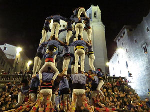 Fires 2018. Pujada d'un pilar per les escales de la Catedral, a càrrec dels Marrecs de Salt
