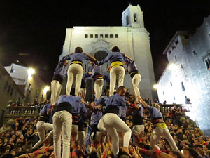 Fires 2018. Pujada d'un pilar per les escales de la Catedral, a càrrec dels Marrecs de Salt