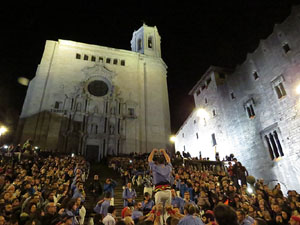 Fires 2018. Pujada d'un pilar per les escales de la Catedral, a càrrec dels Marrecs de Salt