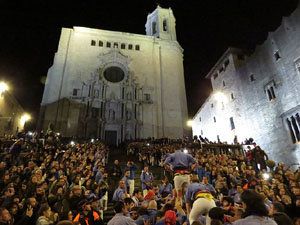 Fires 2018. Pujada d'un pilar per les escales de la Catedral, a càrrec dels Marrecs de Salt