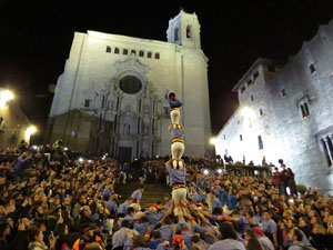 Fires 2018. Pujada d'un pilar per les escales de la Catedral, a càrrec dels Marrecs de Salt