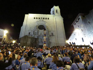 Fires 2018. Pujada d'un pilar per les escales de la Catedral, a càrrec dels Marrecs de Salt