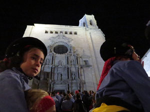 Fires 2018. Pujada d'un pilar per les escales de la Catedral, a càrrec dels Marrecs de Salt
