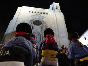 Fires 2018. Pujada d'un pilar per les escales de la Catedral, a càrrec dels Marrecs de Salt