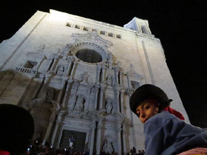 Fires 2018. Pujada d'un pilar per les escales de la Catedral, a càrrec dels Marrecs de Salt