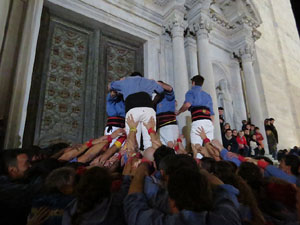 Fires 2018. Pujada d'un pilar per les escales de la Catedral, a càrrec dels Marrecs de Salt