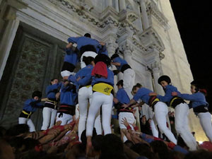 Fires 2018. Pujada d'un pilar per les escales de la Catedral, a càrrec dels Marrecs de Salt