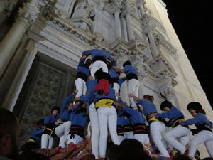 Fires 2018. Pujada d'un pilar per les escales de la Catedral, a càrrec dels Marrecs de Salt