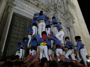 Fires 2018. Pujada d'un pilar per les escales de la Catedral, a càrrec dels Marrecs de Salt