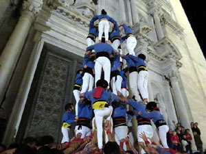 Fires 2018. Pujada d'un pilar per les escales de la Catedral, a càrrec dels Marrecs de Salt