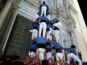 Fires 2018. Pujada d'un pilar per les escales de la Catedral, a càrrec dels Marrecs de Salt
