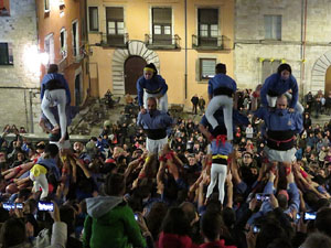 Fires 2018. Pujada d'un pilar per les escales de la Catedral, a càrrec dels Marrecs de Salt