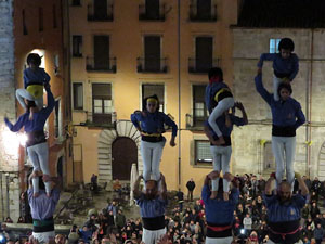 Fires 2018. Pujada d'un pilar per les escales de la Catedral, a càrrec dels Marrecs de Salt