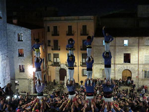 Fires 2018. Pujada d'un pilar per les escales de la Catedral, a càrrec dels Marrecs de Salt