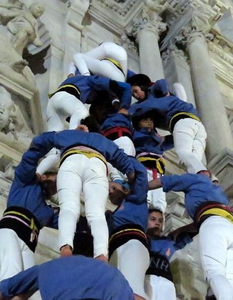 Actuació castellera dalt les escales de la Catedral