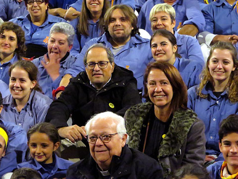 Grup de castellers asseguts a les escales de la Catedral amb el President Torra, l'alcaldessa Madrenas i el bisbe de Girona Francesc Pardo