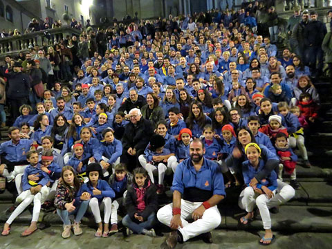 Imatge de grup dels castellers a les escales de la Catedral